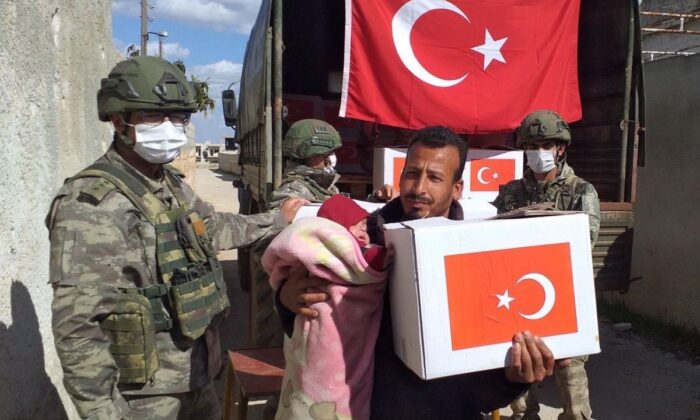 Mehmetçik Suriye’de yaraları sarmaya devam ediyor! Bahar Kalkanı bölgesine gıda yardımı..