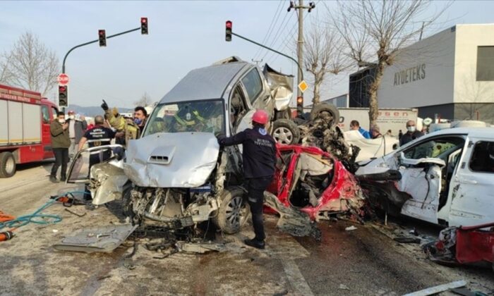 Bursa’da katliam gibi kaza!. Freni boşalan TIR 20 aracı altına aldı!.