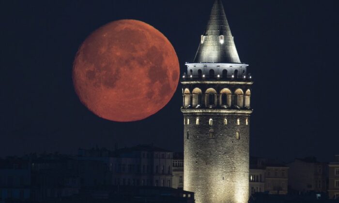 İstanbul rüya gibi.. Dolunay manzarası büyüledi!.