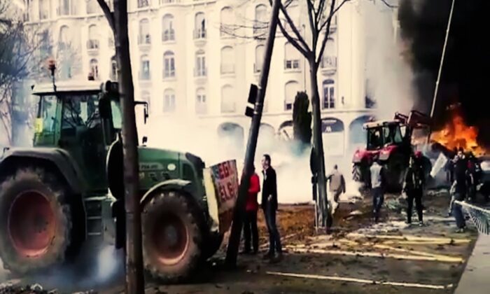 Fransa yine karışıyor! Çiftçiler traktörlerini polisin üzerine sürdü!.