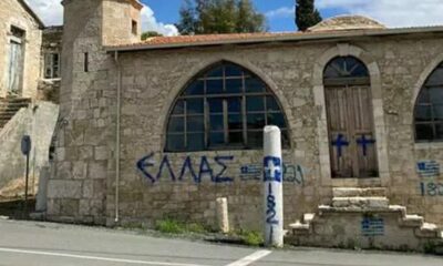 Güney Kıbrıs’ta provokasyon! Cami duvarlarına haç ve Yunanistan bayrağı çizildi!. “Bütün Türkler ölün!.”