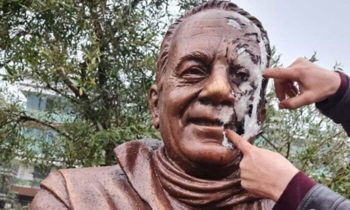 İzmir’de Bekir Coşkun’un heykeline saldırdılar!.