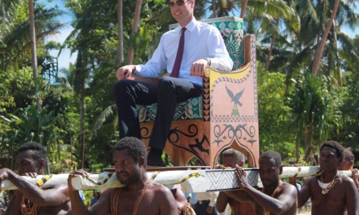 Bunak Kralice Elizabeth “Biz Irkçı Bir Aile Değiliz” diyor!.