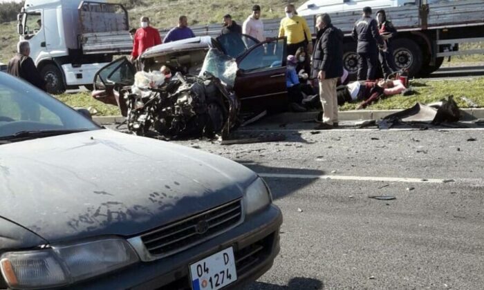 İzmir’de feci kaza! 2 ölü, 4 yaralı..