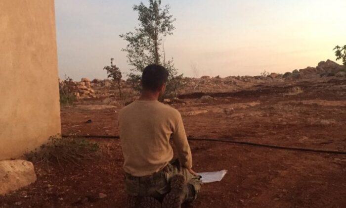 Zorlu şartlarda vazifesini yapan Mehmetçik ibadetini de ihmal etmiyor!.