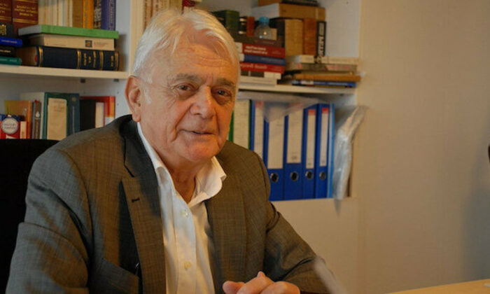 Tarihçi Mehmet Genç hayatını kaybetti!.