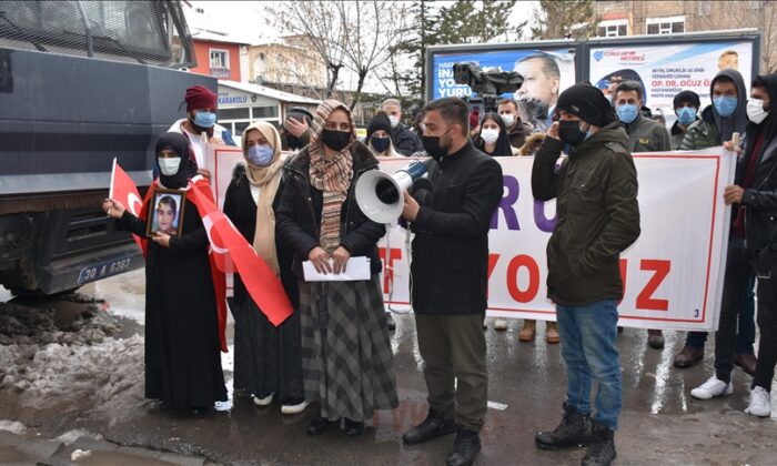 Çocukları terör örgütü tarafından kaçırılan ailelerden Hakkari HDP İl Başkanlığı önünde eylem..