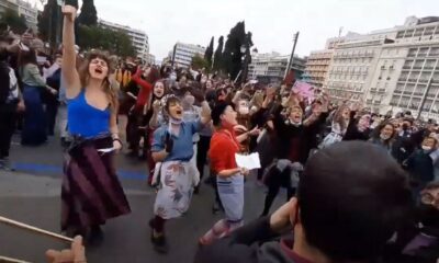 Yunanlı kadınlar eylemde! Miçotakis’e böyle seslendiler! “Sınırları aç, Türklerle evleneceğiz!.”