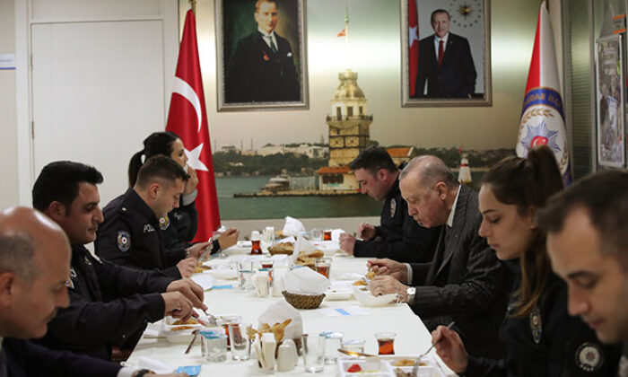 Cumhurbaşkanı Erdoğan polislerle iftar yaptı!.