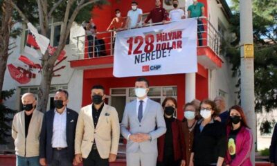CHP’li il başkanı ile polis arasında pankart gerginliği! “128 milyar dolar nerde?” pankartı indirildi!.