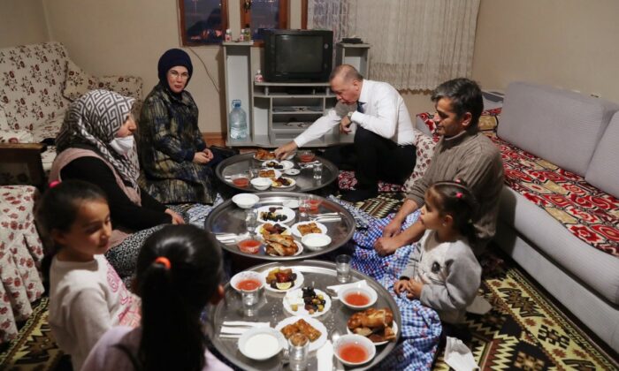 Bir Reis geleneği! Cumhurbaşkanı Erdoğan’dan vatandaşa iftar sürprizi..