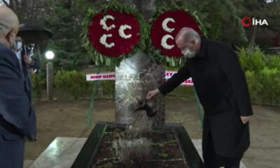 Cumhurbaşkanı Erdoğan Türkeş’in kabrini ziyaret etti!. (video haber)
