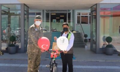Hulusi Akar, Şırnaklı çocuklara bisiklet hediye etti!.