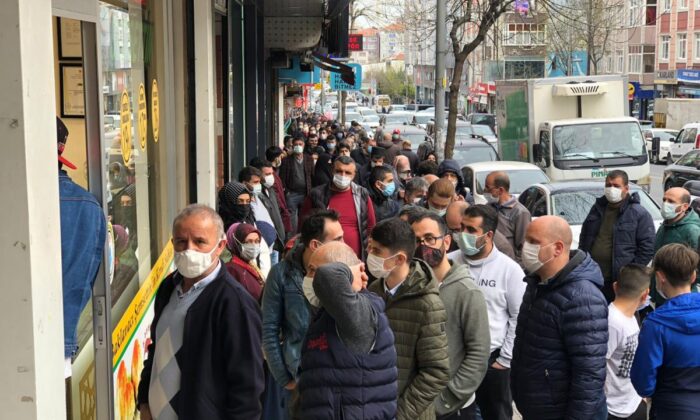 Esenler’de ucuz baklava kuyruğu coronavirüsü unutturdu!.