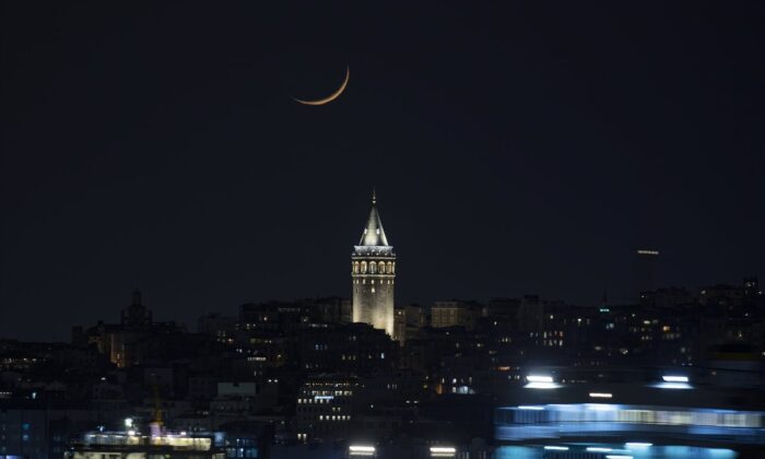 İstanbul yine masal gibi.. Hilal manzaraları büyüledi!.