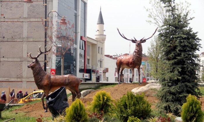 CHP tam gaz! Ayıdan vazgeçip, meydanı geyik heykelleriyle donattılar!.