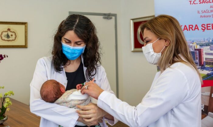 Ankara’da annesi hamileyken aşılanan bebek antikorlu doğdu!.