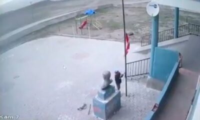 Ağrılı çoban yarıya inen bayrağı göndere çekti!.
