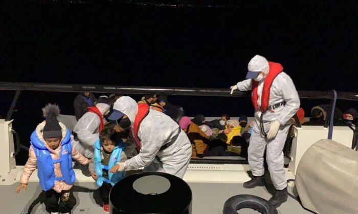 Yunanistan’ın Türk Kara Sularına ittiği 30 kaçak göçmen kurtarıldı!.