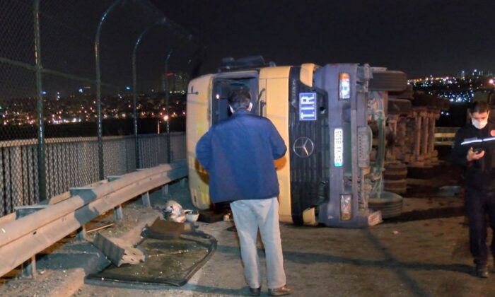 İstanbul’da TEM otoyolu üst geçitte hurda yüklü tır devrildi!.