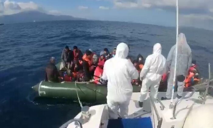 Yunanistan’ın ölüme terk ettiği 51 düzensiz göçmeni Türk Askerleri kurtardı!.