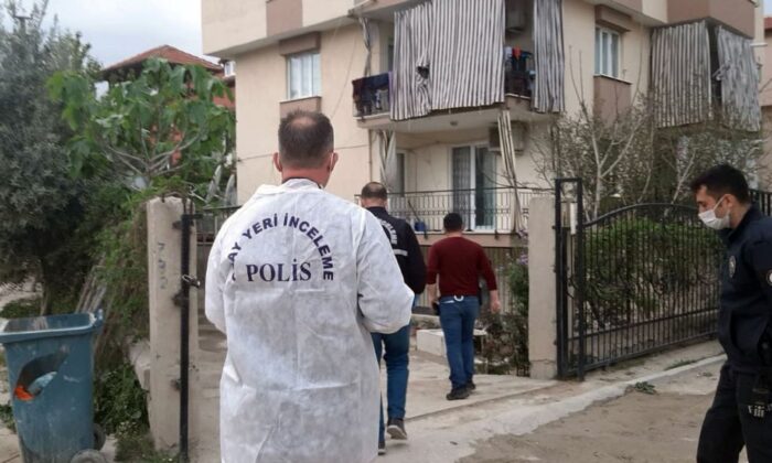 Kendisine silah doğrultan babasını 6 yerinden bıçakladı!.