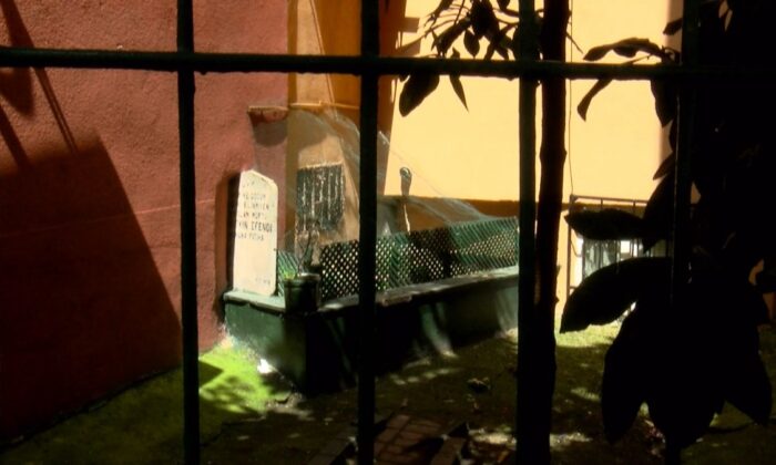 Şeyhülislam’ın kabri iki bina arasında kaldı!.