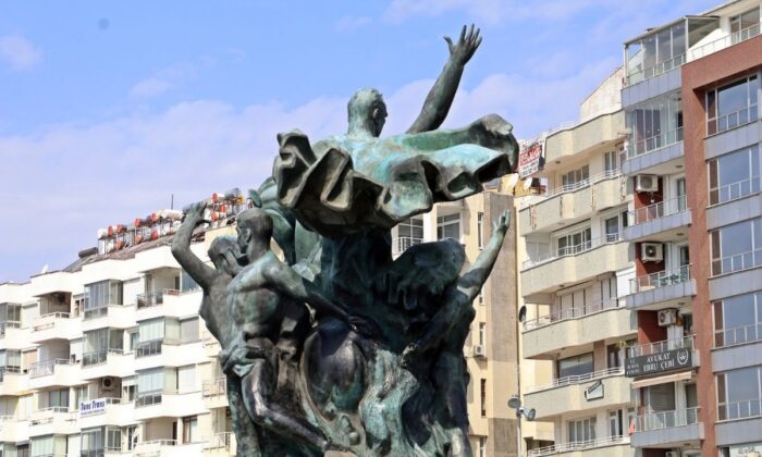 Tek bildikleri icraat heykel ona da özen göstermiyorlar! Antalyalılardan bakımsız heykel tepkisi..