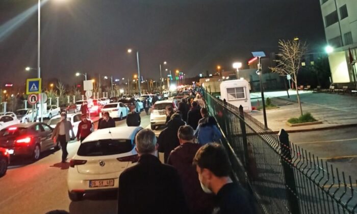 Ankara’da iftar sonrası, 55 yaş üstü aşı için hastanelere akın etti!.