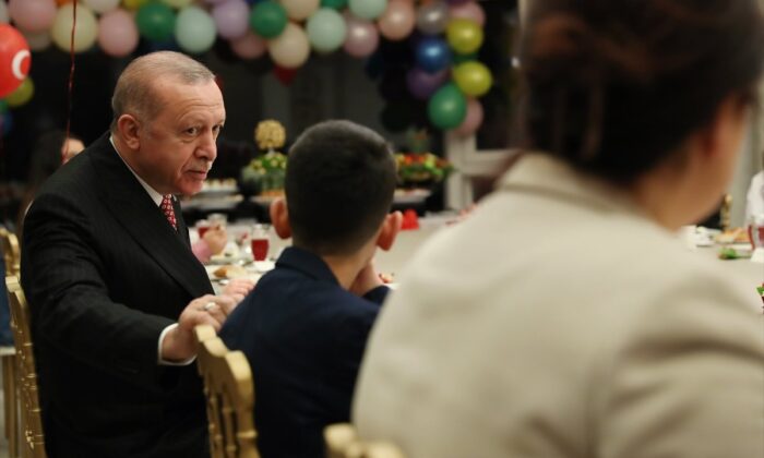 Cumhurbaşkanı Erdoğan, çocuklarla iftarda buluştu!.