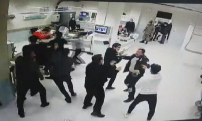 Sivas’ta hasta yakınları sağlık çalışanlarına saldırdı!.