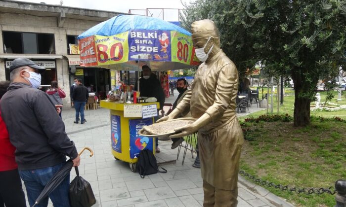 CHP’li belediyeden acil ihtiyaç(!) hizmeti! Hatay’da tepsisi çalınan “Künefeci Heykeli” yeniden yapıldı!.