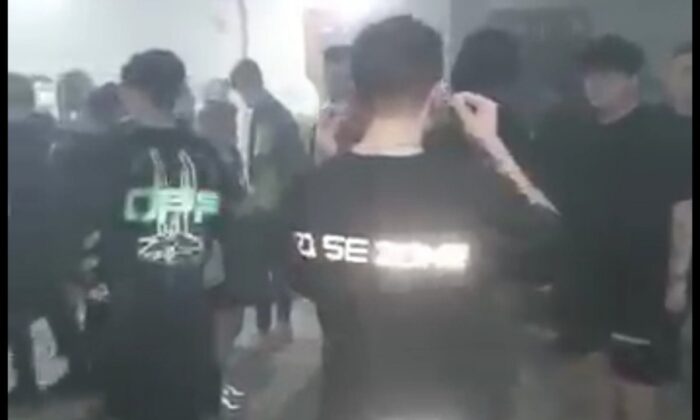 İzmir’de 52 kişilik kaçak partiye jandarma baskını..