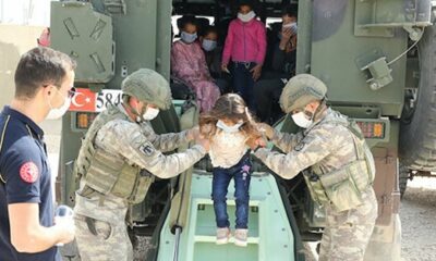 Mehmetçik, Suriyeli çocukların yüzünü güldürmeye devam ediyor!.