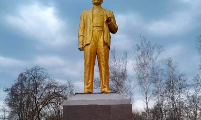 Rusya’da Lenin’in heykeline altın restorasyonu..