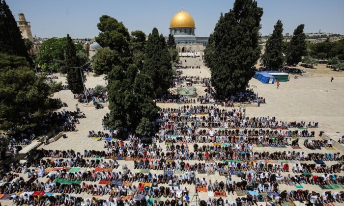 Mescid-i Aksa’da 60 bin kişinin katıldığı Cuma Namazı..