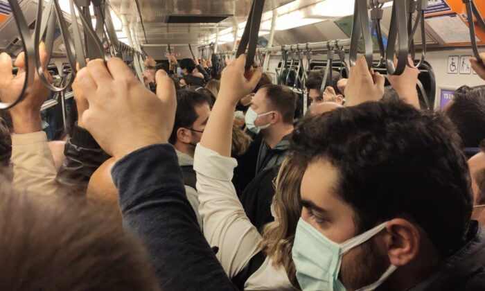 İstanbul’da toplu taşıma rezaleti! Metro seferleri aksadı, sosyal mesafe kalmadı!.