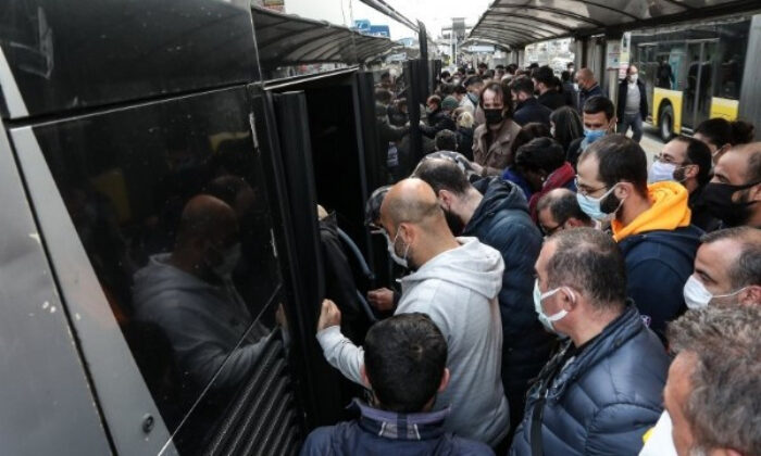 CHP’nin yönettiği İstanbul’da metrobüs kullanan vatandaşlar isyan etti!. “Üst Üste Binerek Yolculuk Yapıyoruz!.”