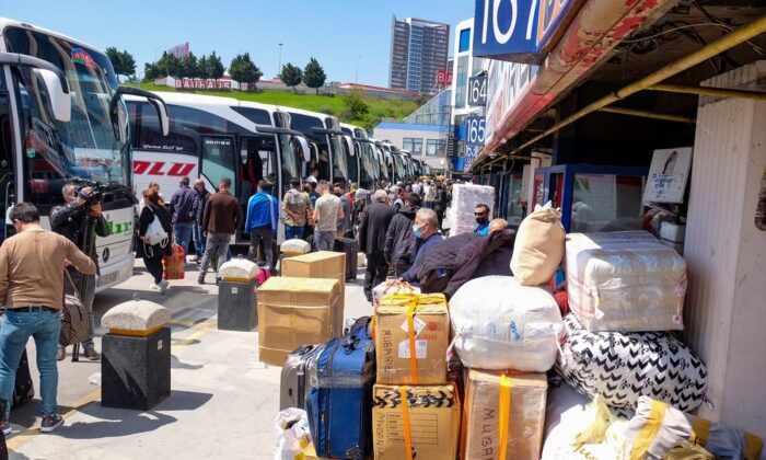 İstanbul otogarlarında tam kapanma yoğunluğu..