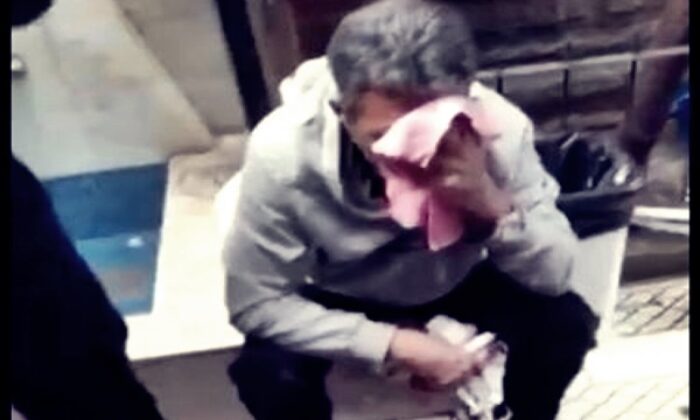 Sokakta kadınların arkadan fotoğraflarını çeken sapık esnaf tarafından darp edildi!.