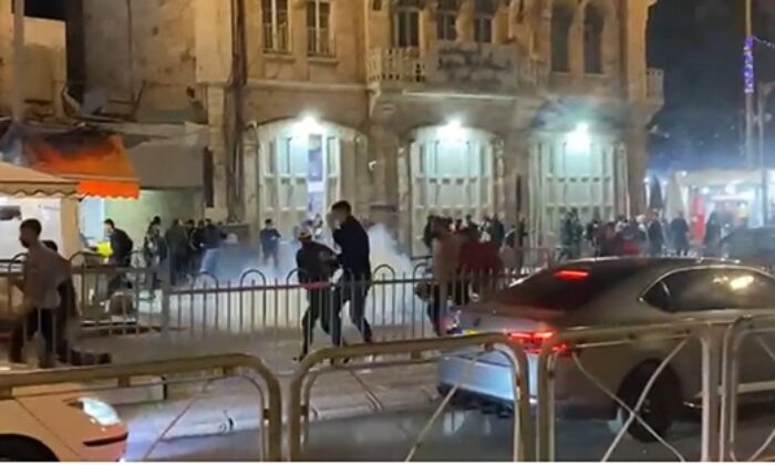 İşgalci teröristlerden Teravih Namazı kılan Filistinli gençlere ses bombalı müdahale..