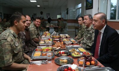 Cumhurbaşkanı Erdoğan, askerlerle iftar yaptı!. (video haber)