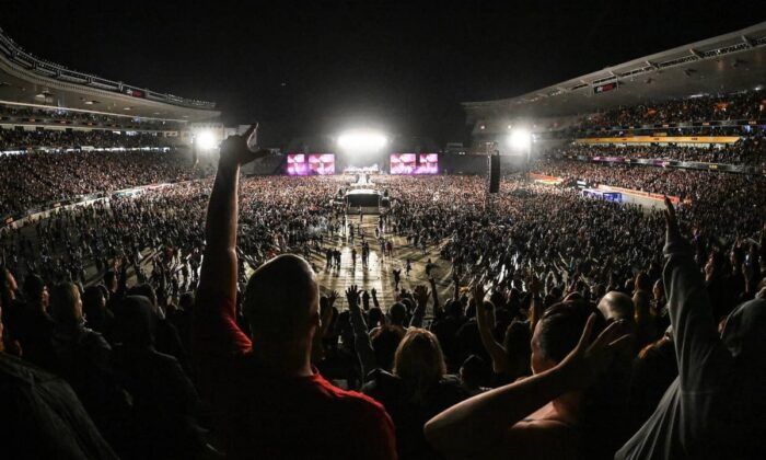 Virüs bitti, sosyal mesafesiz hayat başladı!. Yeni Zelanda’da 50 bin kişilik konser..