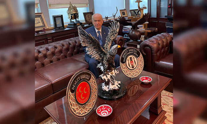 Devlet Bahçeli, Beşiktaş’ı şampiyonluk pozuyla kutladı!.