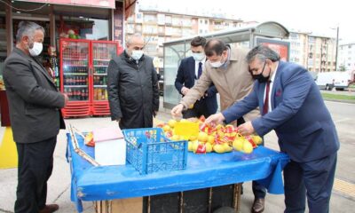 Sivas Valisi Ayhan’dan kısıtlamayı ihlal eden satıcıya karşı örnek davranış! Hepsini satın alıp, evine gönderdi!. (video haber)