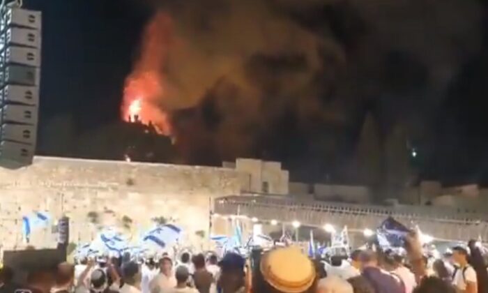 Aşağılık teröristler Mescid-i Aksa’da çıkan yangını kutlayarak izledi!.