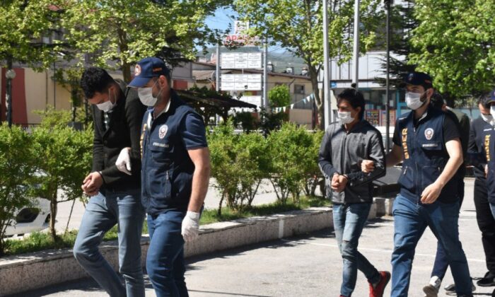 Afyonkarahisar’da yasa dışı bahis ile 15 kişiyi dolandıran 6 şüpheli tutuklandı!.