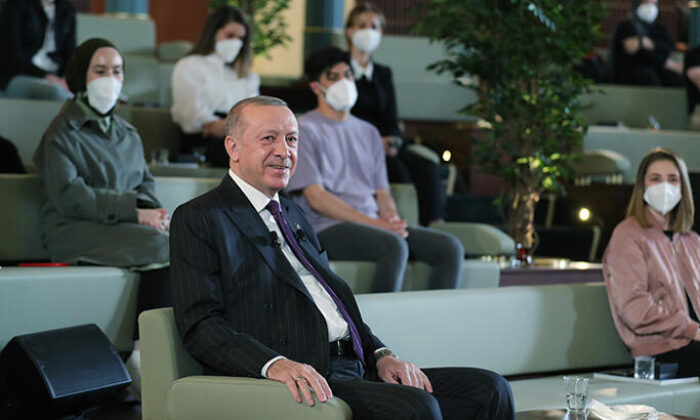 Cumhurbaşkanı Erdoğan gençlerin sorularını cevaplıyor!. (canlı yayın)
