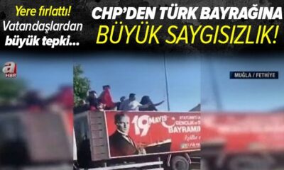 Skandallar partisi CHP! Fethiye Belediye Başkanı, üstüne çıktığı araçtan Türk Bayrağını yol kenarına fırlattı!. (video haber)