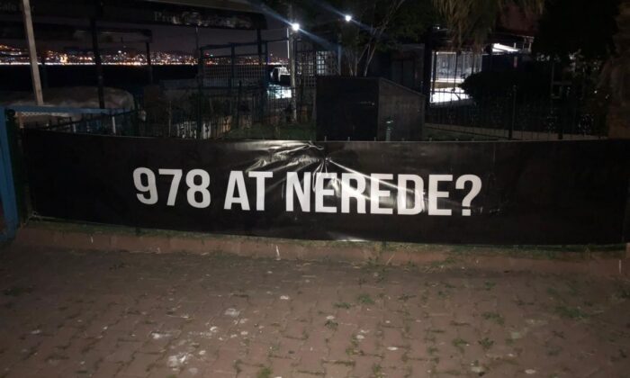 Hayvanseverlerden Adalar’da İBB’ye pankartlı soru! “Atlar nerede?.”